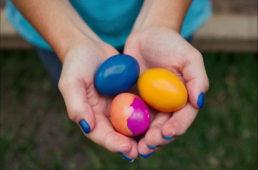 Read more about the article How to Get Egg Dye Off Hands (11 Powerful Ways)