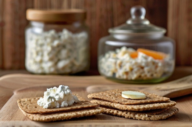 Cottage Cheese and Whole Grain Crackers